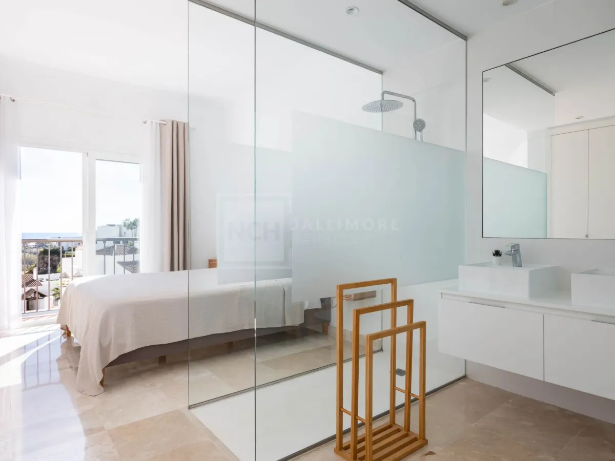 Elegant penthouse in Paraiso Pueblo featuring sea views, spacious terraces, and full facilities.