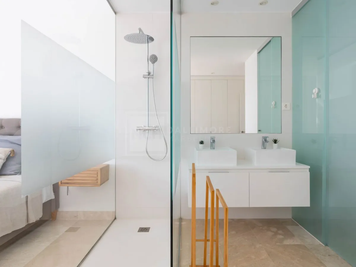 Elegant penthouse in Paraiso Pueblo featuring sea views, spacious terraces, and full facilities.