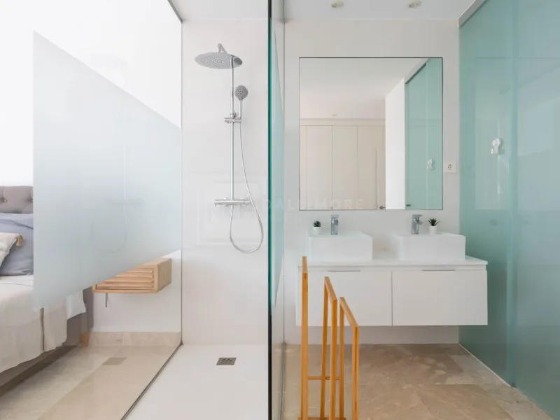 Elegant penthouse in Paraiso Pueblo featuring sea views, spacious terraces, and full facilities.