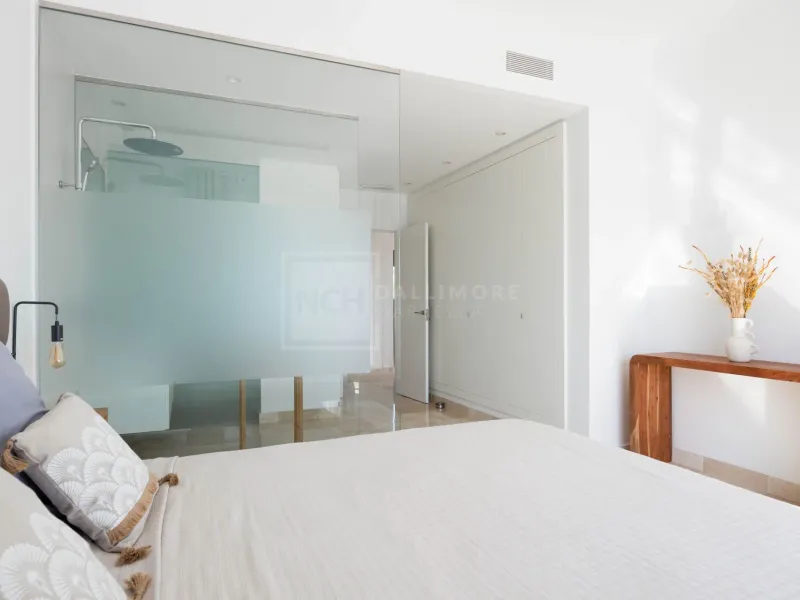 Elegant penthouse in Paraiso Pueblo featuring sea views, spacious terraces, and full facilities.