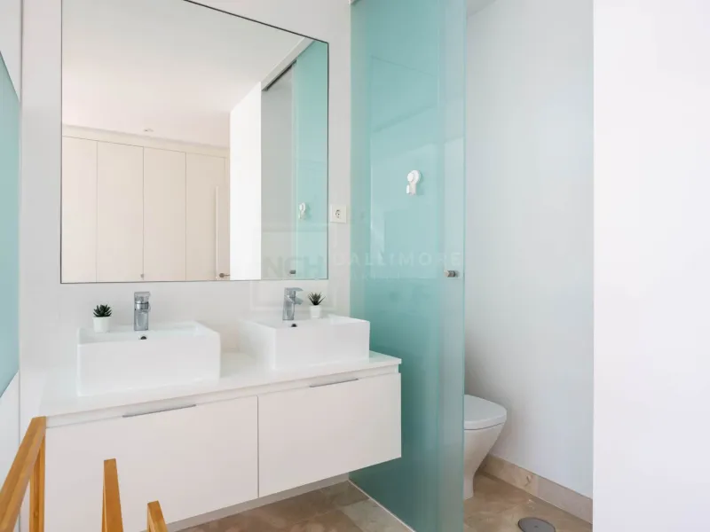 Elegant penthouse in Paraiso Pueblo featuring sea views, spacious terraces, and full facilities.