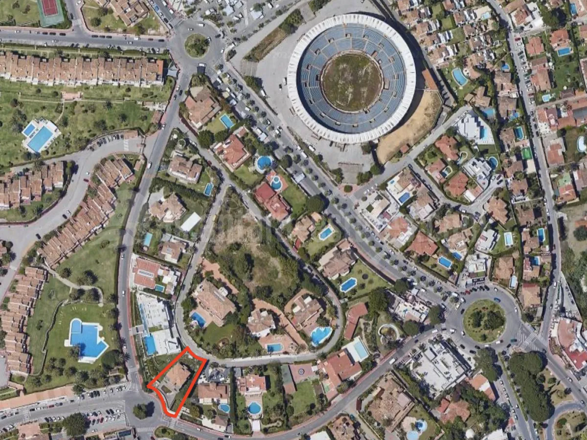 Plot and Project for contemporary villa of 1146 square metres built area in Puerto Banus´ best location