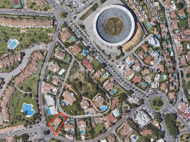 Plot and Project for contemporary villa of 1146 square metres built area in Puerto Banus´ best location