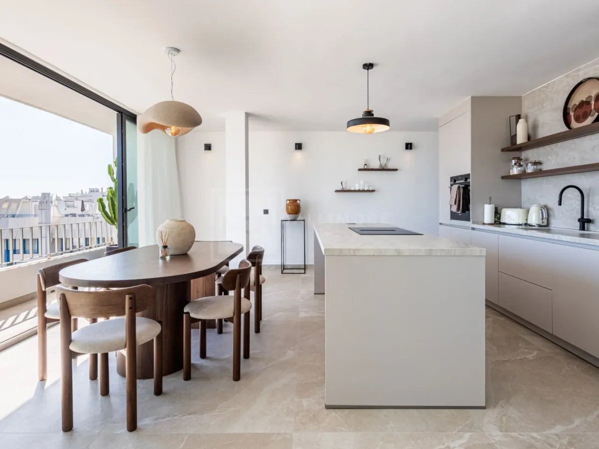 FULLY REFURBISHED 3-BEDROOM PENTHOUSE LOCATED IN MARBELLA CENTRO