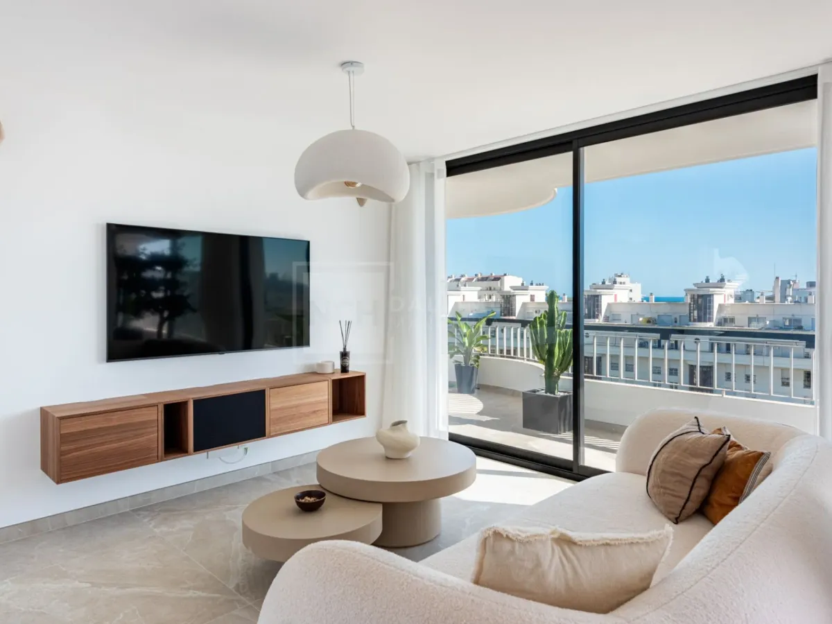 FULLY REFURBISHED 3-BEDROOM PENTHOUSE LOCATED IN MARBELLA CENTRO