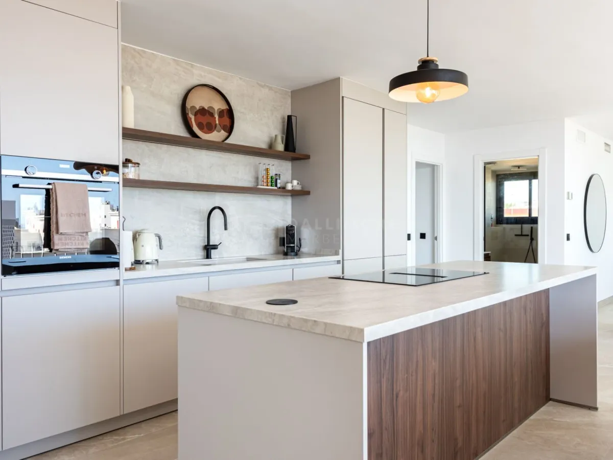 FULLY REFURBISHED 3-BEDROOM PENTHOUSE LOCATED IN MARBELLA CENTRO