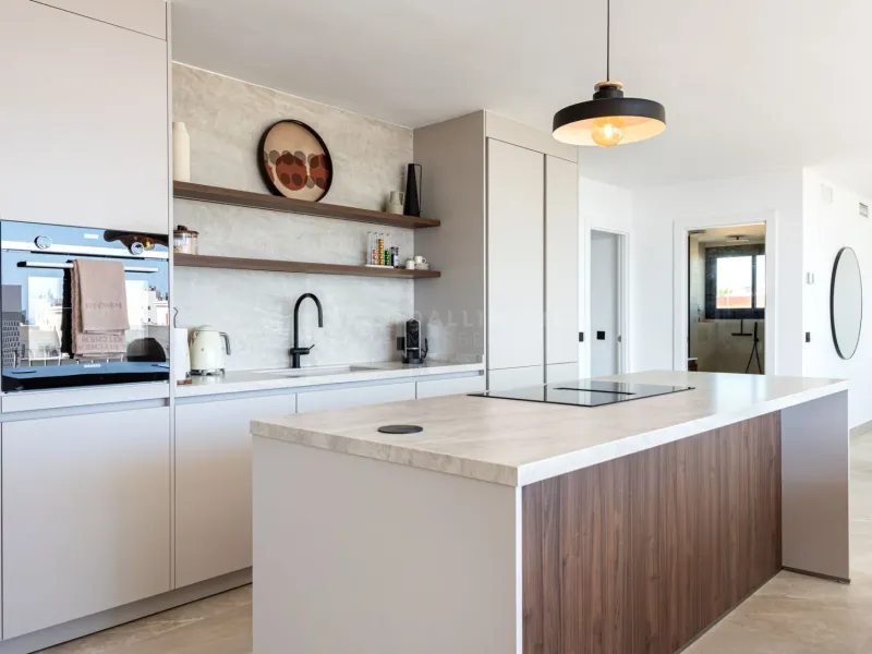 FULLY REFURBISHED 3-BEDROOM PENTHOUSE LOCATED IN MARBELLA CENTRO