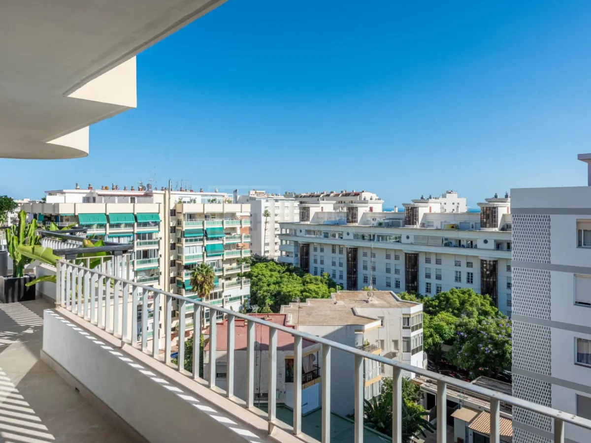 FULLY REFURBISHED 3-BEDROOM PENTHOUSE LOCATED IN MARBELLA CENTRO