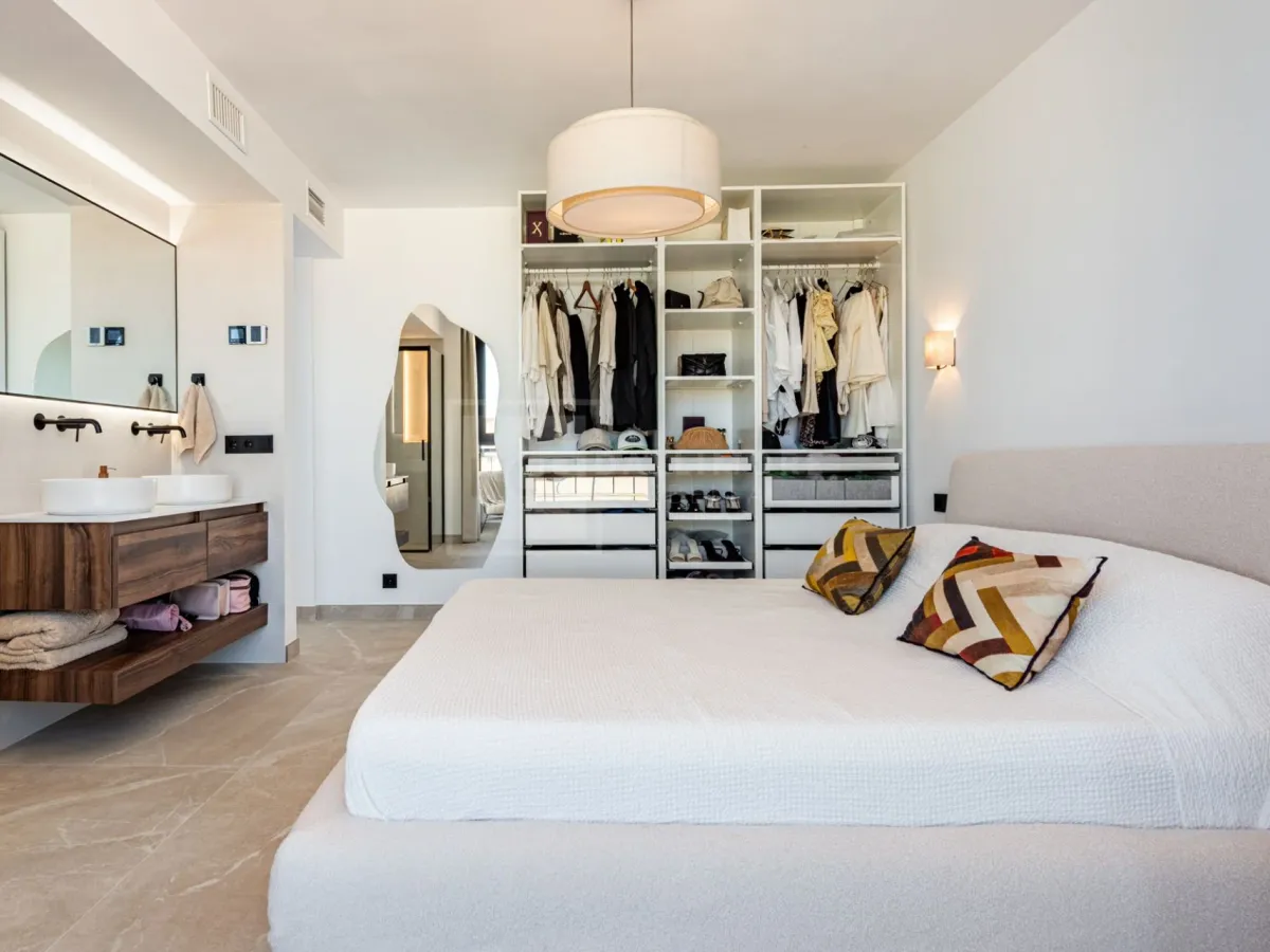 FULLY REFURBISHED 3-BEDROOM PENTHOUSE LOCATED IN MARBELLA CENTRO