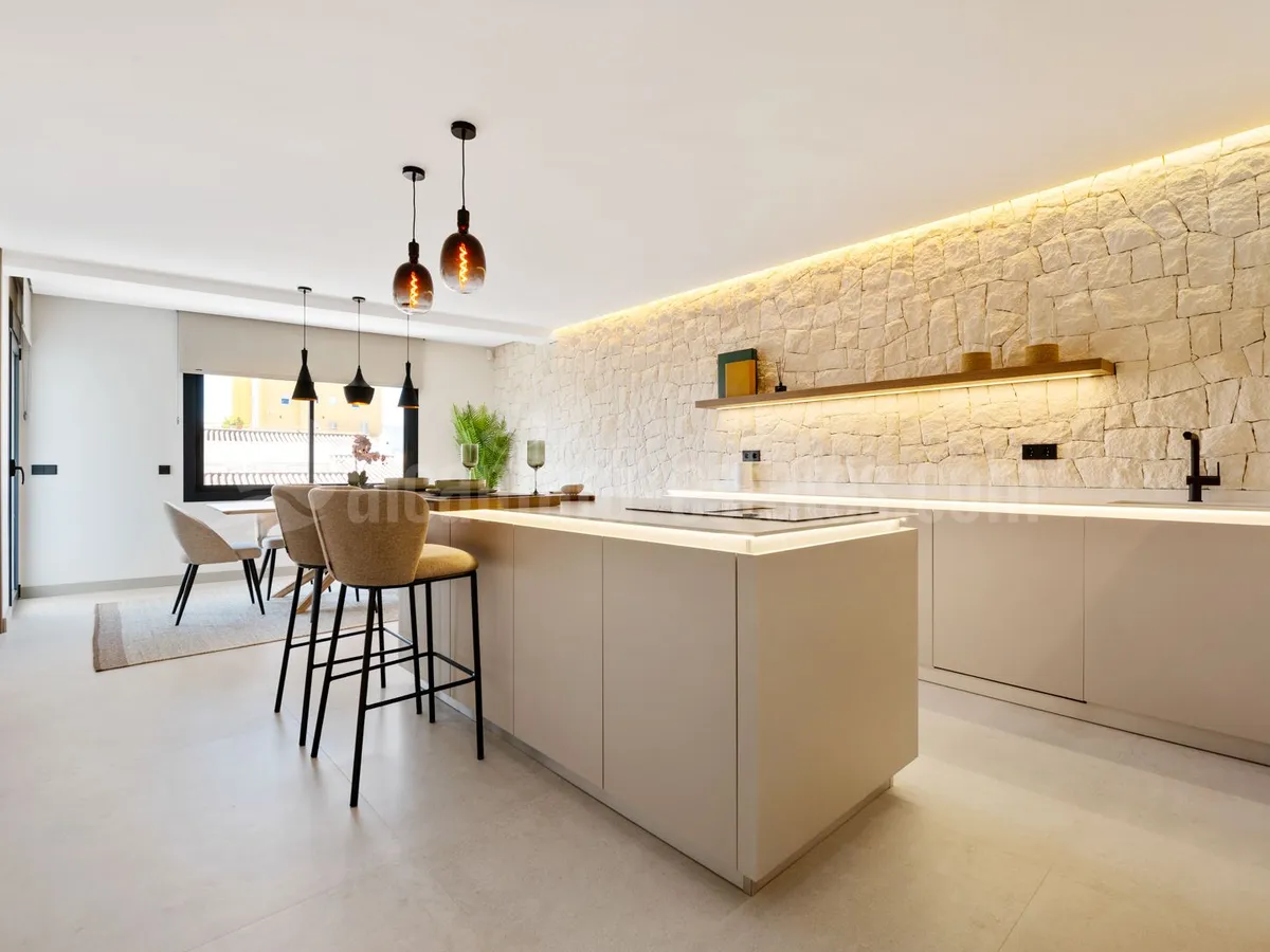 Fully renovated penthouse apartment with fantastic sea views in centre of San Pedro de Alcantara