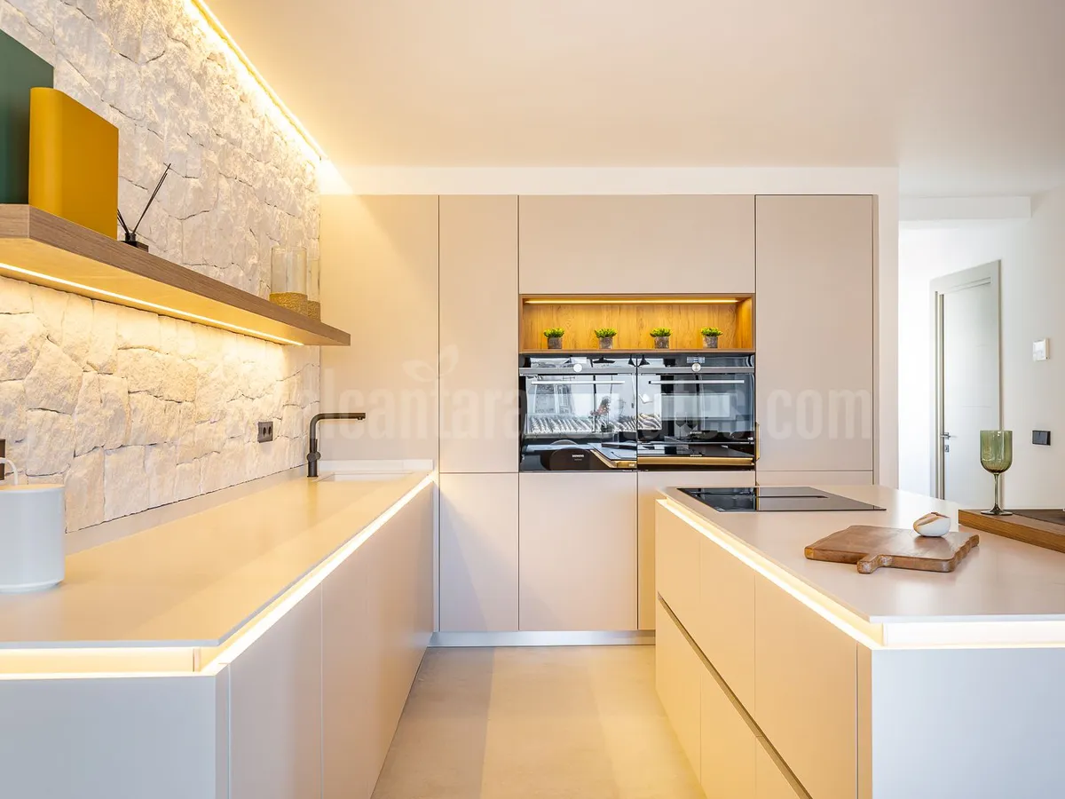 Fully renovated penthouse apartment with fantastic sea views in centre of San Pedro de Alcantara