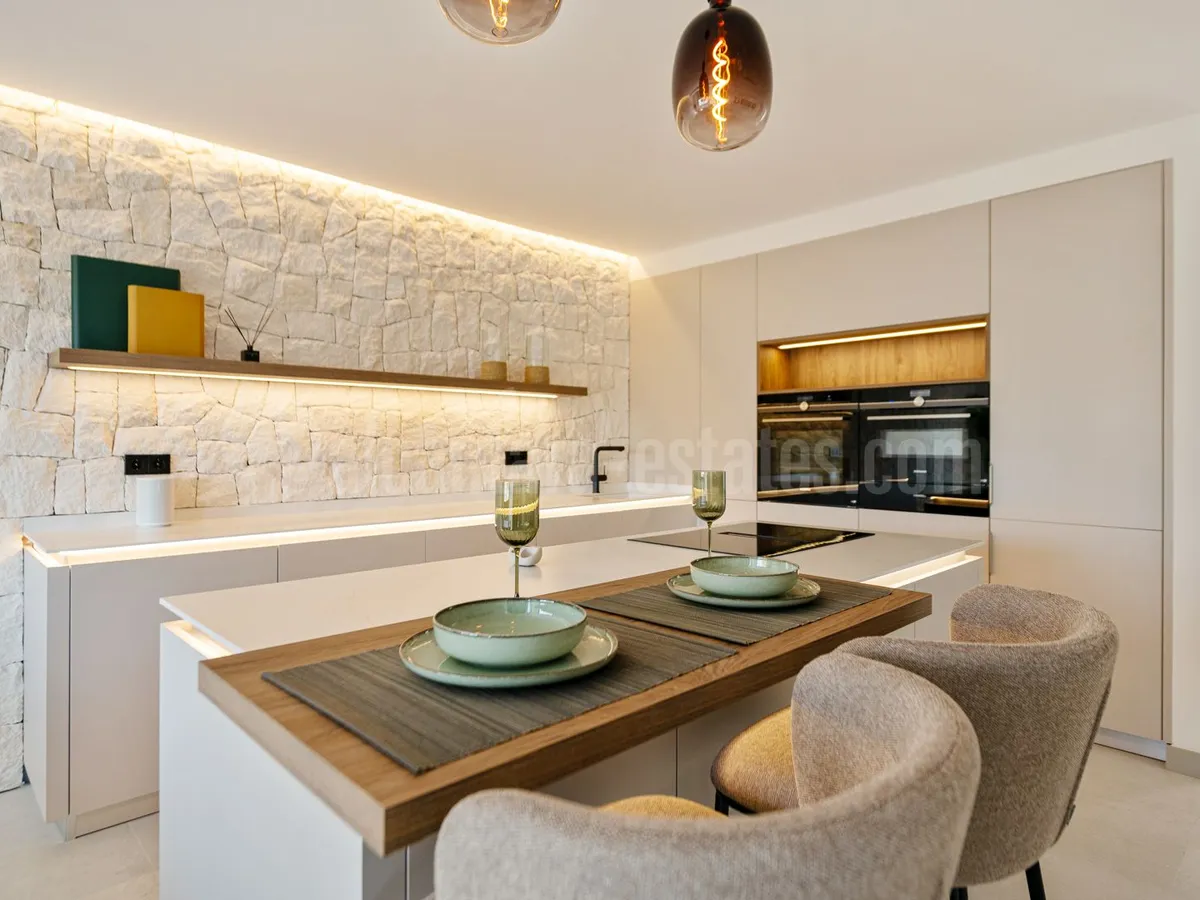 Fully renovated penthouse apartment with fantastic sea views in centre of San Pedro de Alcantara