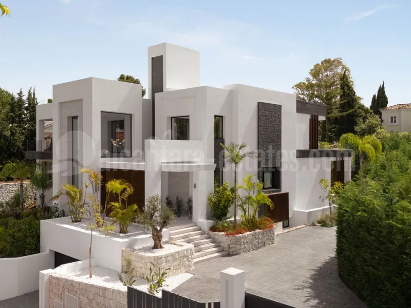 LUXURY CONTEMPORARY VILLA FOR SALE IN URB. LA PERA, NEAR PUERTO BANUS