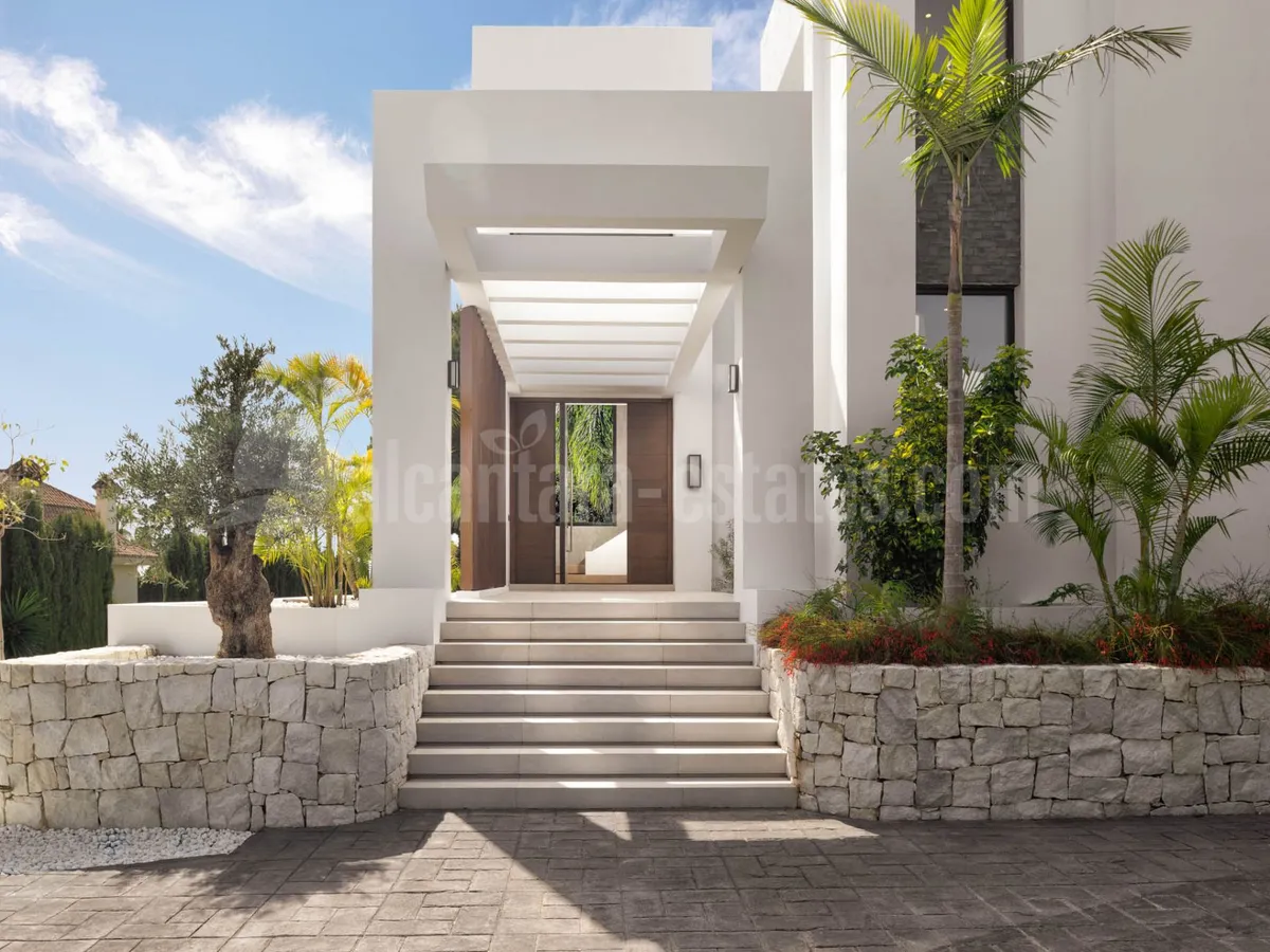 LUXURY CONTEMPORARY VILLA FOR SALE IN URB. LA PERA, NEAR PUERTO BANUS