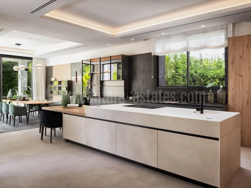 LUXURY CONTEMPORARY VILLA FOR SALE IN URB. LA PERA, NEAR PUERTO BANUS