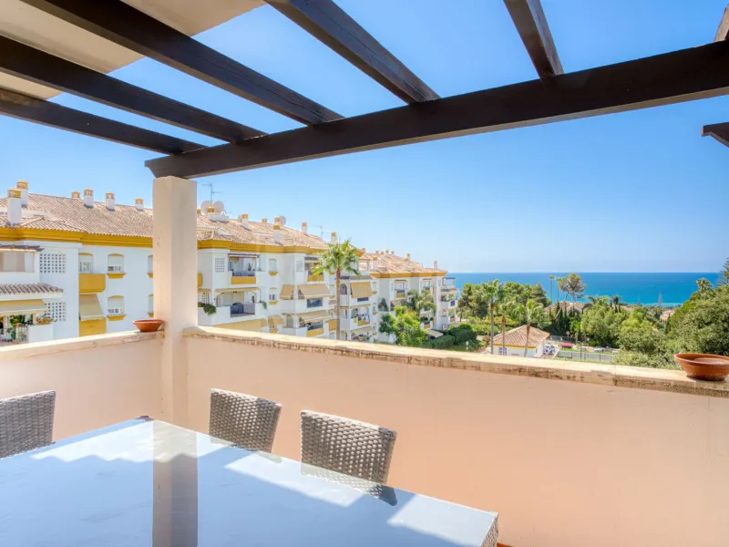 3-BEDROOM PENTHOUSE WITH SEA VIEWS IN PINOS DE NAGUELES