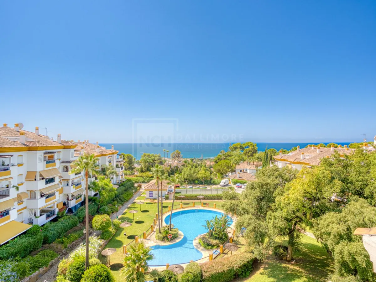 3-BEDROOM PENTHOUSE WITH SEA VIEWS IN PINOS DE NAGUELES