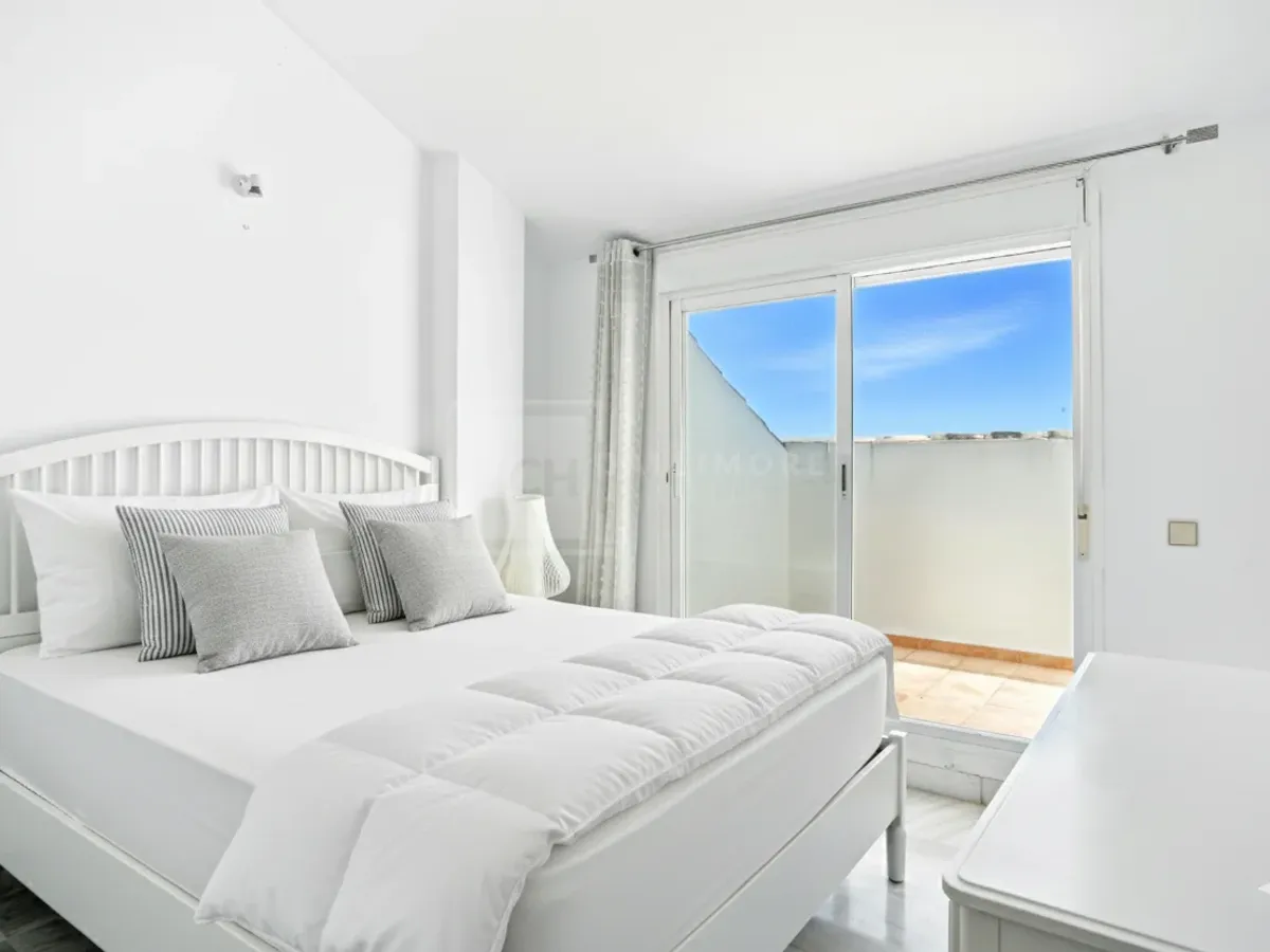 3-BEDROOM PENTHOUSE WITH SEA VIEWS IN PINOS DE NAGUELES