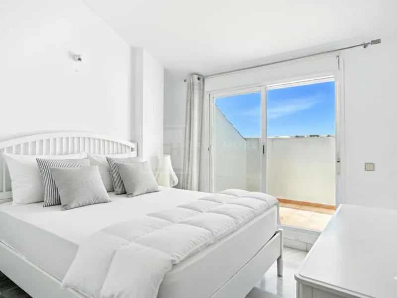 3-BEDROOM PENTHOUSE WITH SEA VIEWS IN PINOS DE NAGUELES