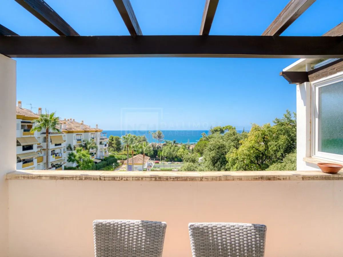 3-BEDROOM PENTHOUSE WITH SEA VIEWS IN PINOS DE NAGUELES