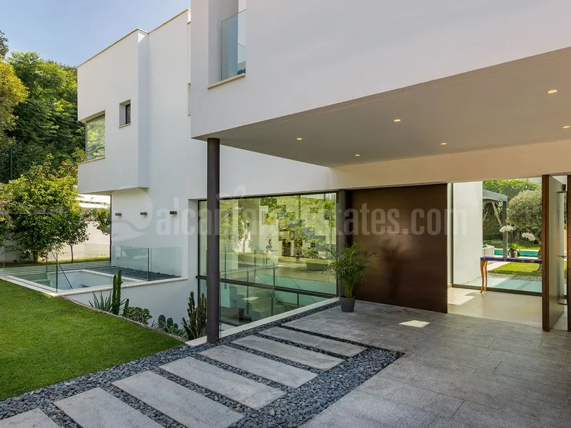 Beachside Contemporary Villa near Malibu Puerto Banus