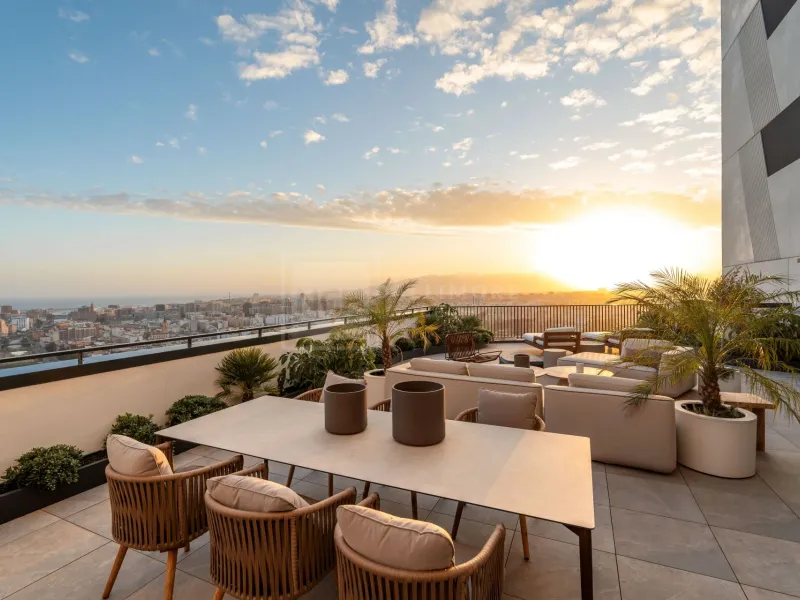 PENTHOUSE WITH VIEWS OVER MALAGA CITY ON THE 29TH FLOOR