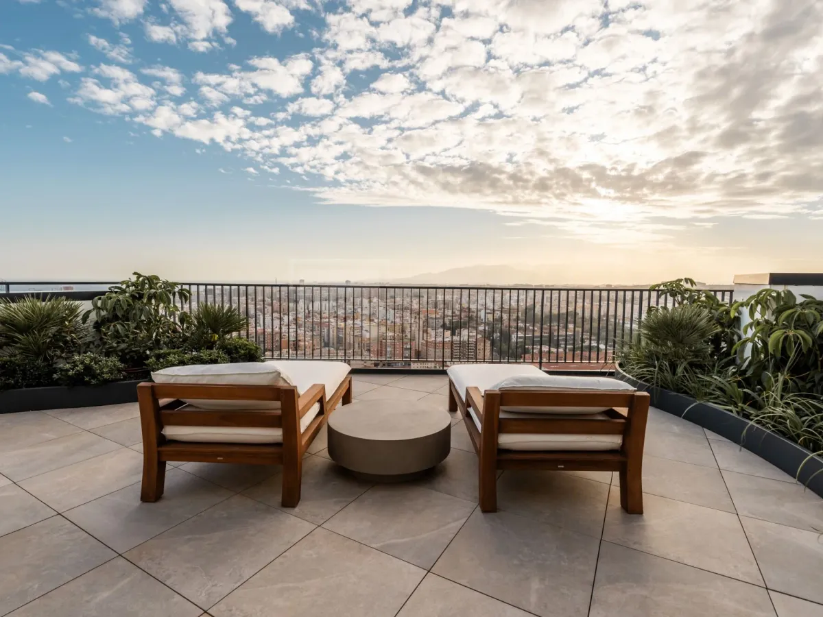PENTHOUSE WITH VIEWS OVER MALAGA CITY ON THE 29TH FLOOR