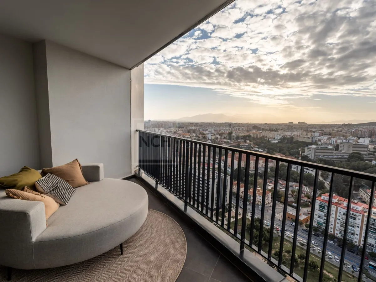 PENTHOUSE WITH VIEWS OVER MALAGA CITY ON THE 29TH FLOOR