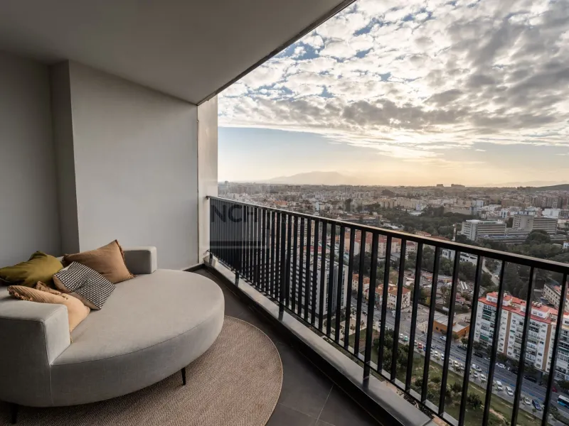 PENTHOUSE WITH VIEWS OVER MALAGA CITY ON THE 29TH FLOOR