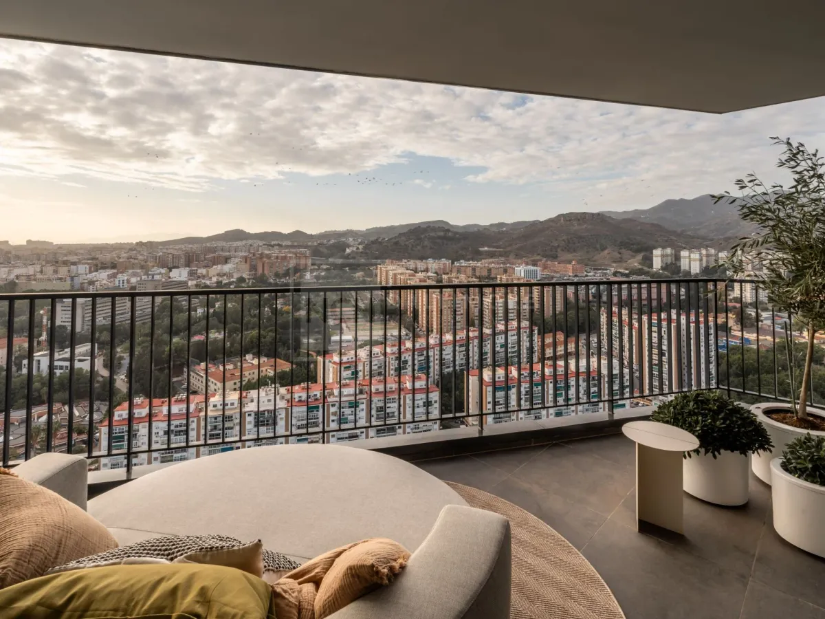 PENTHOUSE WITH VIEWS OVER MALAGA CITY ON THE 29TH FLOOR