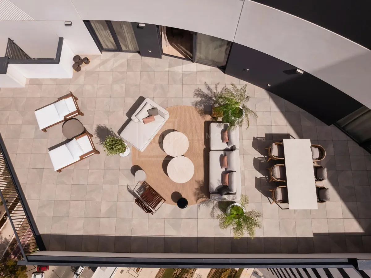 PENTHOUSE WITH VIEWS OVER MALAGA CITY ON THE 29TH FLOOR