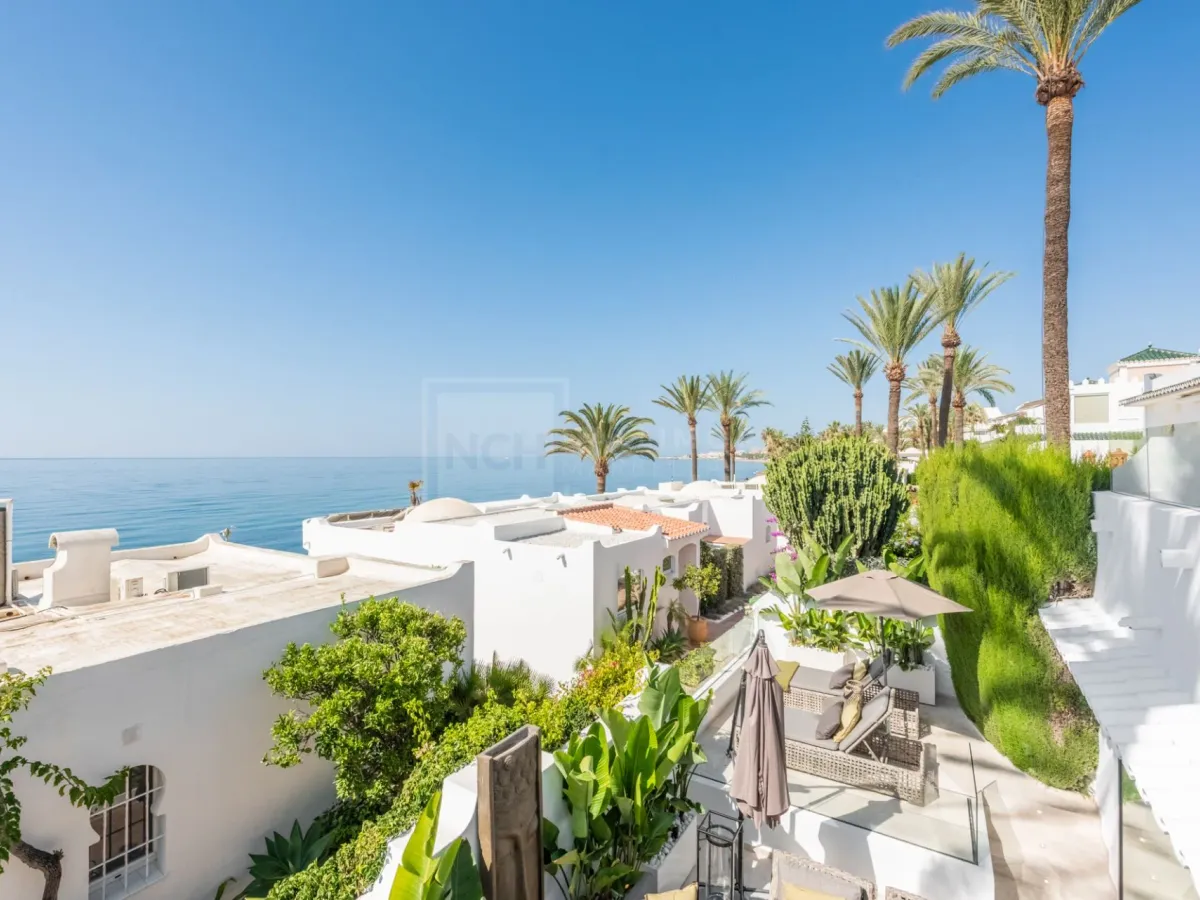 FRONT LINE BEACH BUNGALOW IN MARBELLA