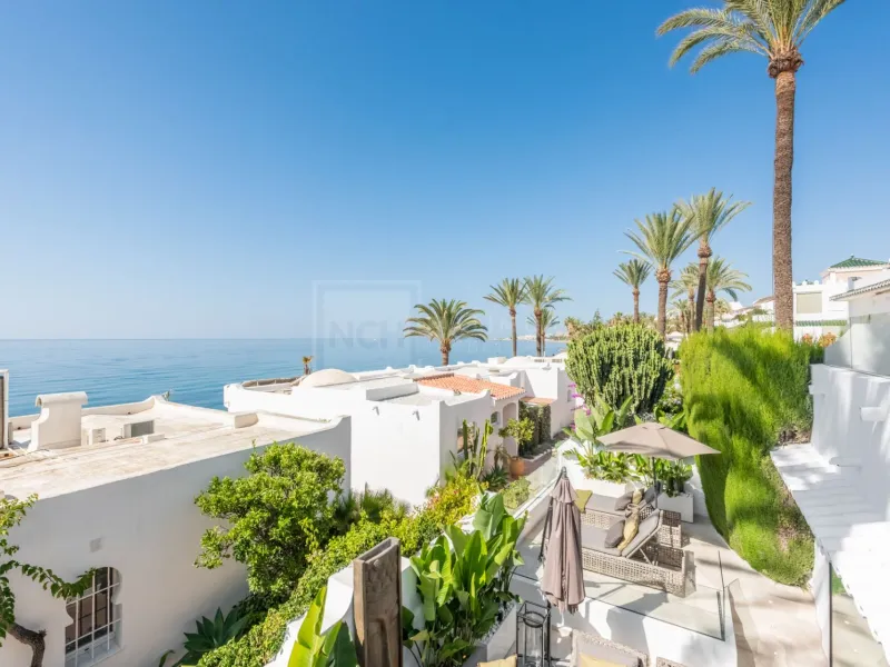 FRONT LINE BEACH BUNGALOW IN MARBELLA