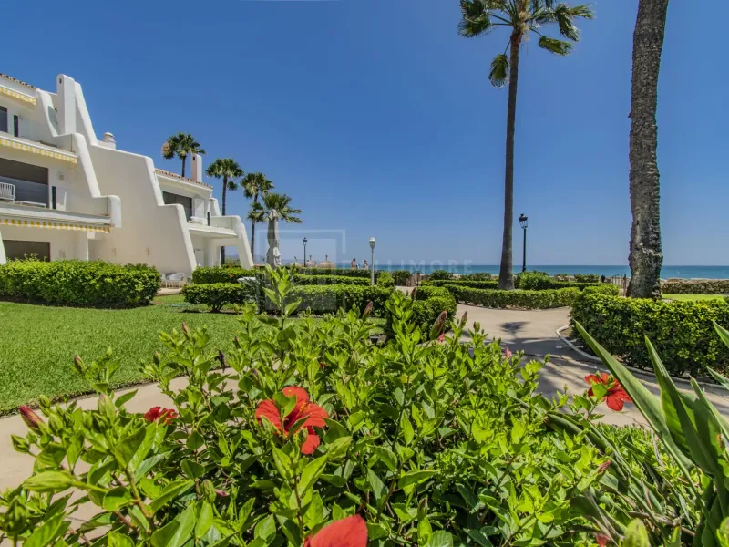 STUNNING 4 BEDROOM TOWNHOUSE LOCATED FRONT LINE BEACH IN MARBELLA