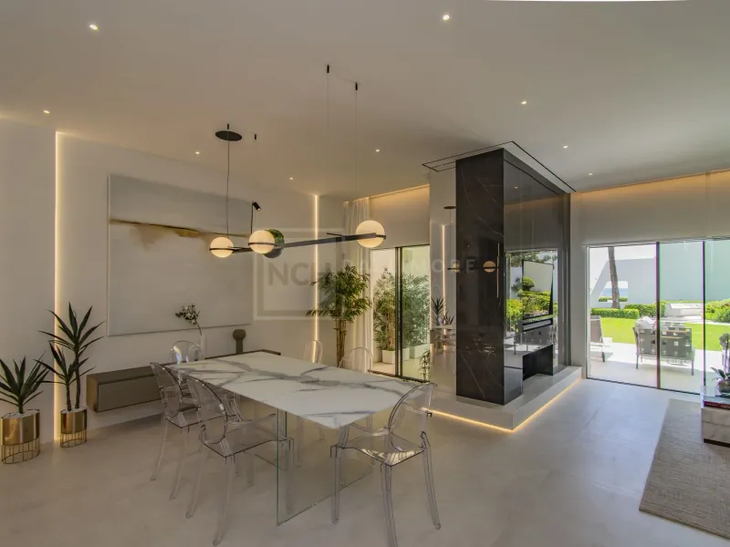 STUNNING 4 BEDROOM TOWNHOUSE LOCATED FRONT LINE BEACH IN MARBELLA