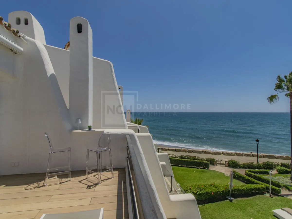 STUNNING 4 BEDROOM TOWNHOUSE LOCATED FRONT LINE BEACH IN MARBELLA