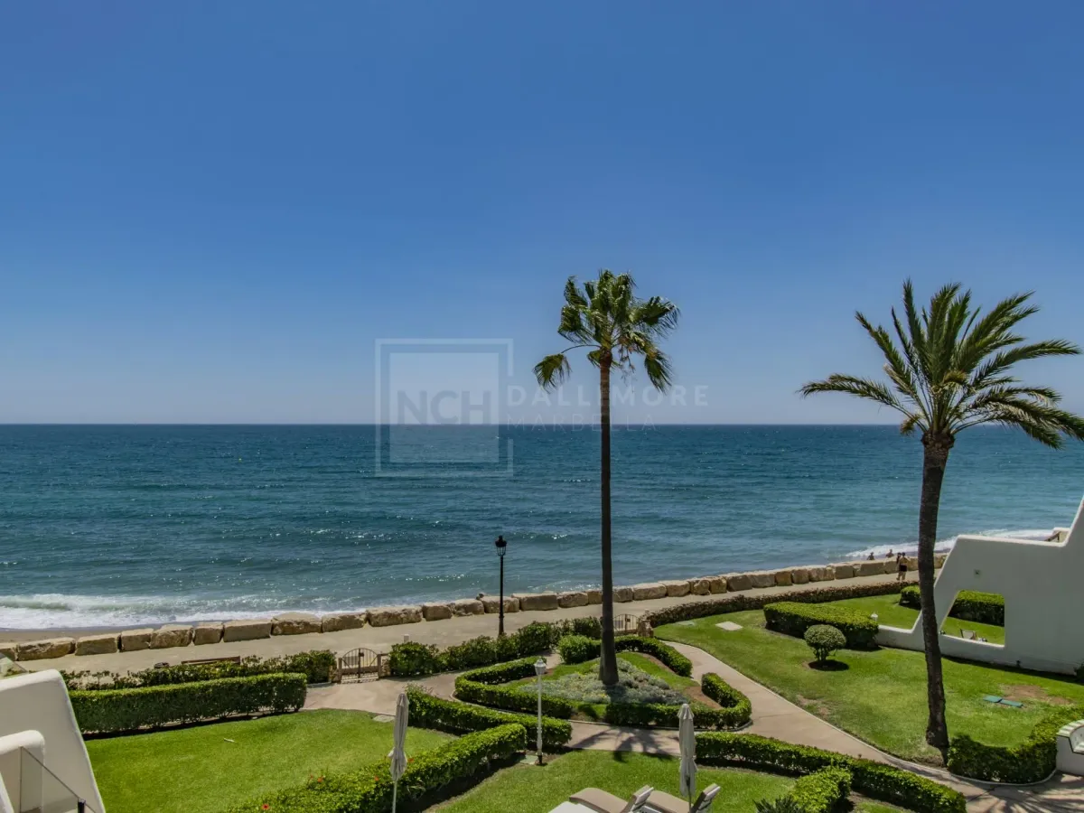 STUNNING 4 BEDROOM TOWNHOUSE LOCATED FRONT LINE BEACH IN MARBELLA