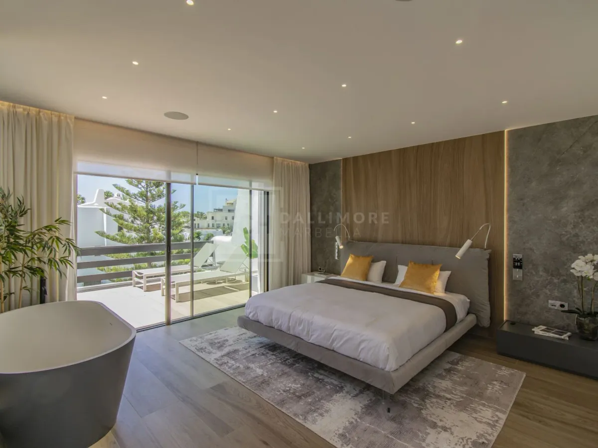 STUNNING 4 BEDROOM TOWNHOUSE LOCATED FRONT LINE BEACH IN MARBELLA