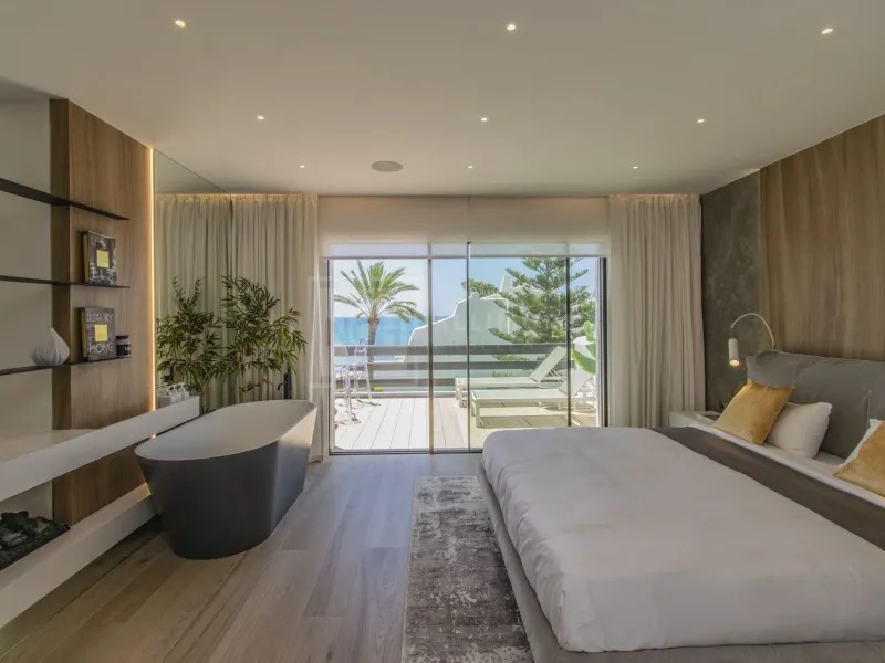 STUNNING 4 BEDROOM TOWNHOUSE LOCATED FRONT LINE BEACH IN MARBELLA