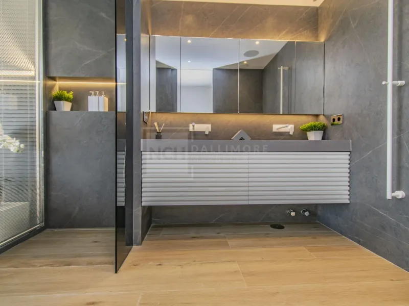 STUNNING 4 BEDROOM TOWNHOUSE LOCATED FRONT LINE BEACH IN MARBELLA