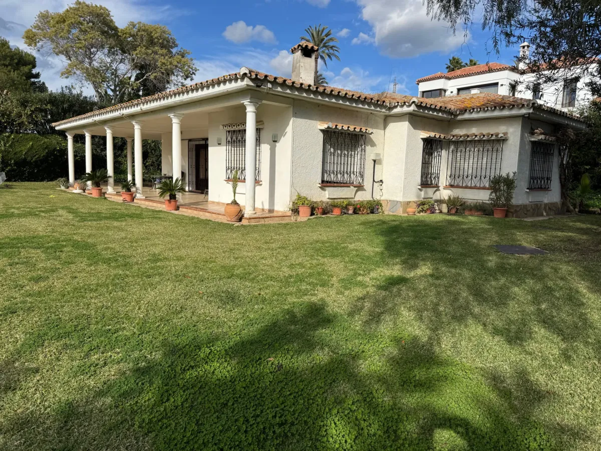 Charming Villa with Great Potential in Paraiso Medio