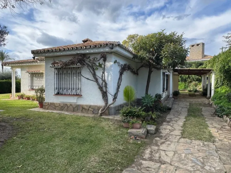 Charming Villa with Great Potential in Paraiso Medio