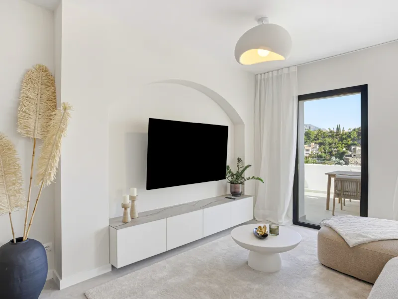 Impeccably refurbished, elevated south east facing ground-floor apartment located in the prestigious La Quinta Golf, Benahavis