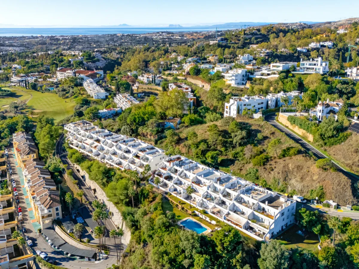 Impeccably refurbished, elevated south east facing ground-floor apartment located in the prestigious La Quinta Golf, Benahavis