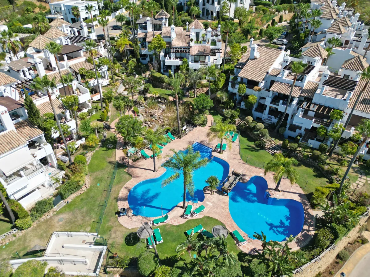 3-4 bedroom corner townhouse in the gated complex of Mirador del Paraiso