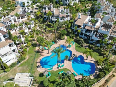 3-4 bedroom corner townhouse in the gated complex of Mirador del Paraiso