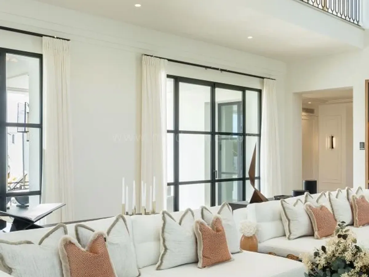 Modern Luxury Villa with Mediterranean Views in Cascada de Camoján