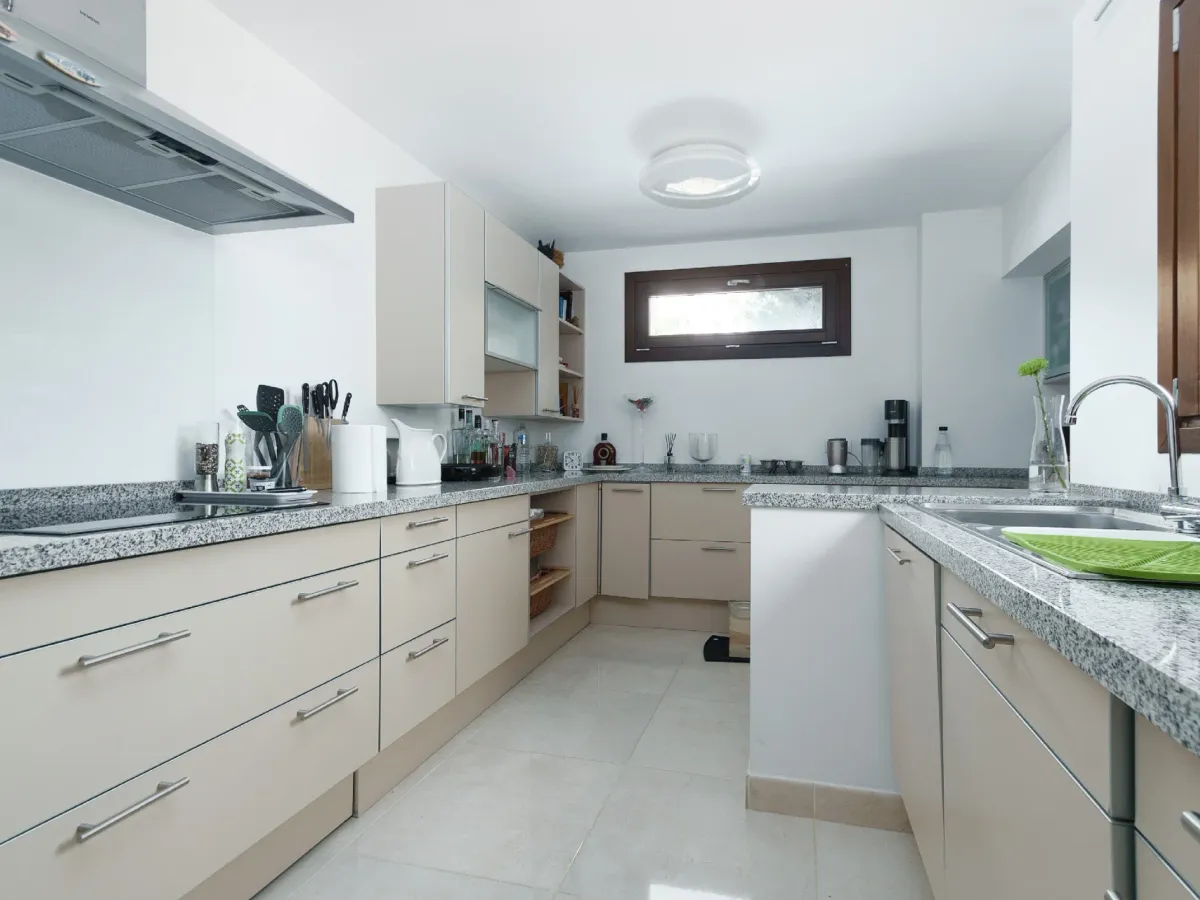 3-4 bedroom corner townhouse in the gated complex of Mirador del Paraiso