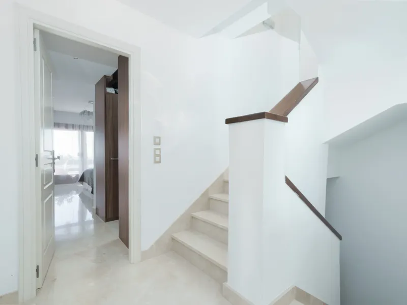 3-4 bedroom corner townhouse in the gated complex of Mirador del Paraiso