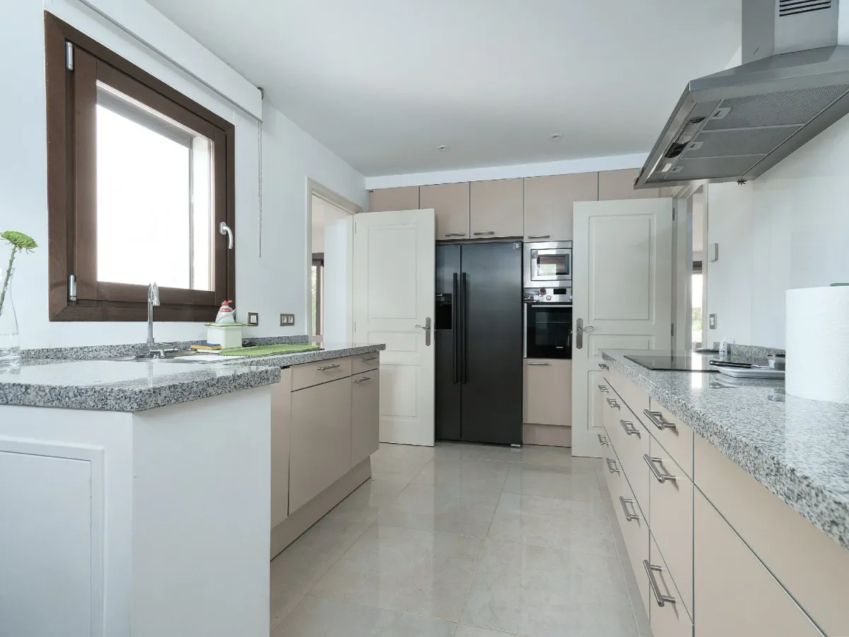 3-4 bedroom corner townhouse in the gated complex of Mirador del Paraiso